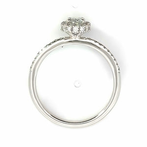 18 karaat witgouden Halo rij ring van 2.76 gram en 2 mm breed. Bezet met 1 ovaal geslepen diamant van 0.31 crt en 24 briljant geslepen diamanten met een totaalgewicht van 0.32 crt Kleur: Top Wesselton Kwaliteit: VS Zetting: 8 x 7 mm Model: R 10047