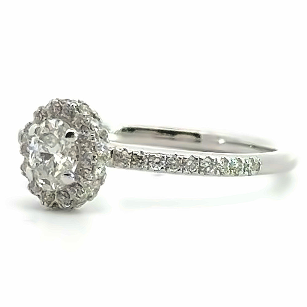 
                      
                        18 karaat witgouden Halo rij ring van 2.76 gram en 2 mm breed. Bezet met 1 ovaal geslepen diamant van 0.31 crt en 24 briljant geslepen diamanten met een totaalgewicht van 0.32 crt Kleur: Top Wesselton Kwaliteit: VS Zetting: 8 x 7 mm Model: R 10047
                      
                    