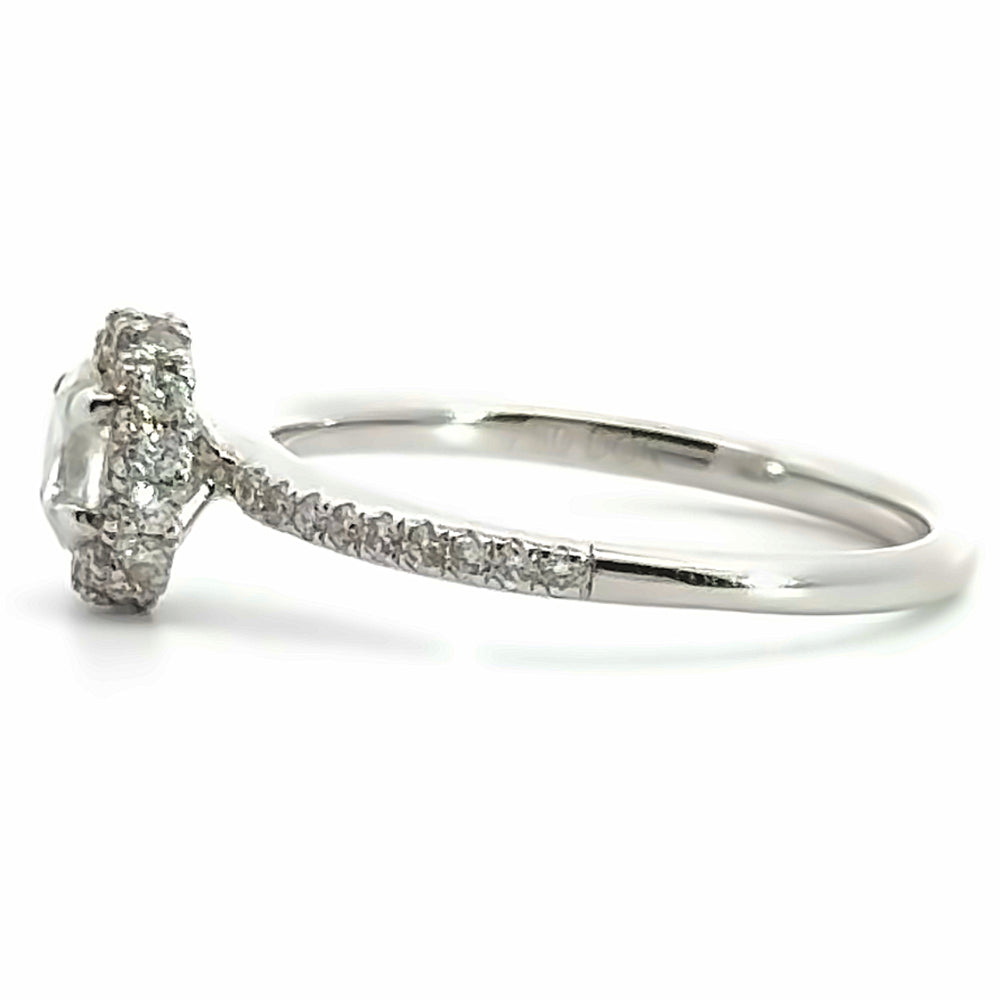 
                      
                        18 karaat witgouden Halo rij ring van 2.76 gram en 2 mm breed. Bezet met 1 ovaal geslepen diamant van 0.31 crt en 24 briljant geslepen diamanten met een totaalgewicht van 0.32 crt Kleur: Top Wesselton Kwaliteit: VS Zetting: 8 x 7 mm Model: R 10047
                      
                    