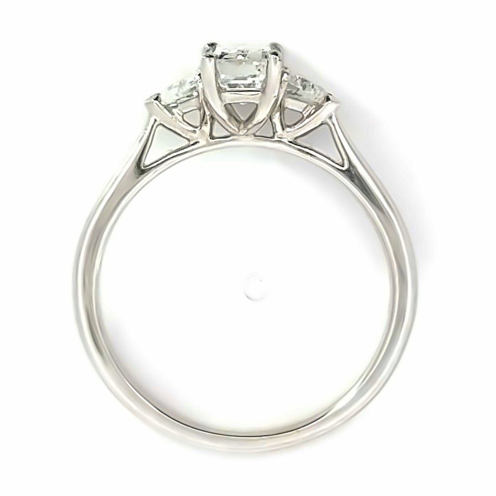 
                      
                        18 karaat wit gouden trilogiering van 2.7 gram. Bezet met 1 Baguette geslepen diamant van 0.97 crt Kleur: E Kwaliteit: SI en 2 Trilliant geslepen diamanten met een totaalgewicht van 0.32 crt Kleur: Top Wesselton Kwaliteit: VS2 Zdetting: 8 x 12 mm Model: R 10085
                      
                    