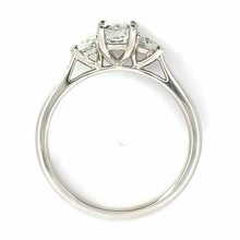 Load image into Gallery viewer, 18 karaat wit gouden trilogiering van 2.7 gram. Bezet met 1 Baguette geslepen diamant van 0.97 crt Kleur: E Kwaliteit: SI en 2 Trilliant geslepen diamanten met een totaalgewicht van 0.32 crt Kleur: Top Wesselton Kwaliteit: VS2 Zdetting: 8 x 12 mm Model: R 10085
