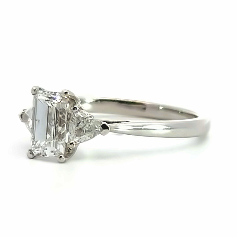 
                      
                        18 karaat wit gouden trilogiering van 2.7 gram. Bezet met 1 Baguette geslepen diamant van 0.97 crt Kleur: E Kwaliteit: SI en 2 Trilliant geslepen diamanten met een totaalgewicht van 0.32 crt Kleur: Top Wesselton Kwaliteit: VS2 Zdetting: 8 x 12 mm Model: R 10085
                      
                    
