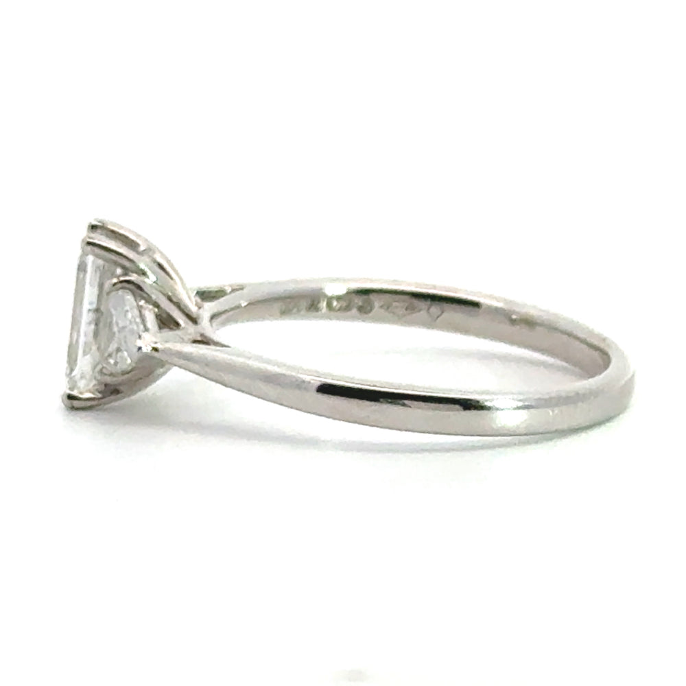 
                      
                        18 karaat wit gouden trilogiering van 2.7 gram. Bezet met 1 Baguette geslepen diamant van 0.97 crt Kleur: E Kwaliteit: SI en 2 Trilliant geslepen diamanten met een totaalgewicht van 0.32 crt Kleur: Top Wesselton Kwaliteit: VS2 Zdetting: 8 x 12 mm Model: R 10085
                      
                    