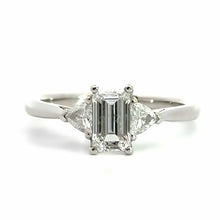 Load image into Gallery viewer, 18 karaat wit gouden trilogiering van 2.7 gram. Bezet met 1 Baguette geslepen diamant van 0.97 crt Kleur: E Kwaliteit: SI en 2 Trilliant geslepen diamanten met een totaalgewicht van 0.32 crt Kleur: Top Wesselton Kwaliteit: VS2 Zdetting: 8 x 12 mm Model: R 10085
