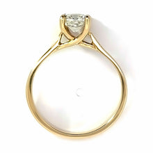 Laden Sie das Bild in den Galerie-Viewer, 14 karaat geel gouden 4 poot solitair verlovingsring van 2.7 gram. Bezet met een Cushion geslepen diamant van0.92 crt met GIA certificaat. Kleur: I Kwaliteit: vvs2 Zetting: 6x6mm
