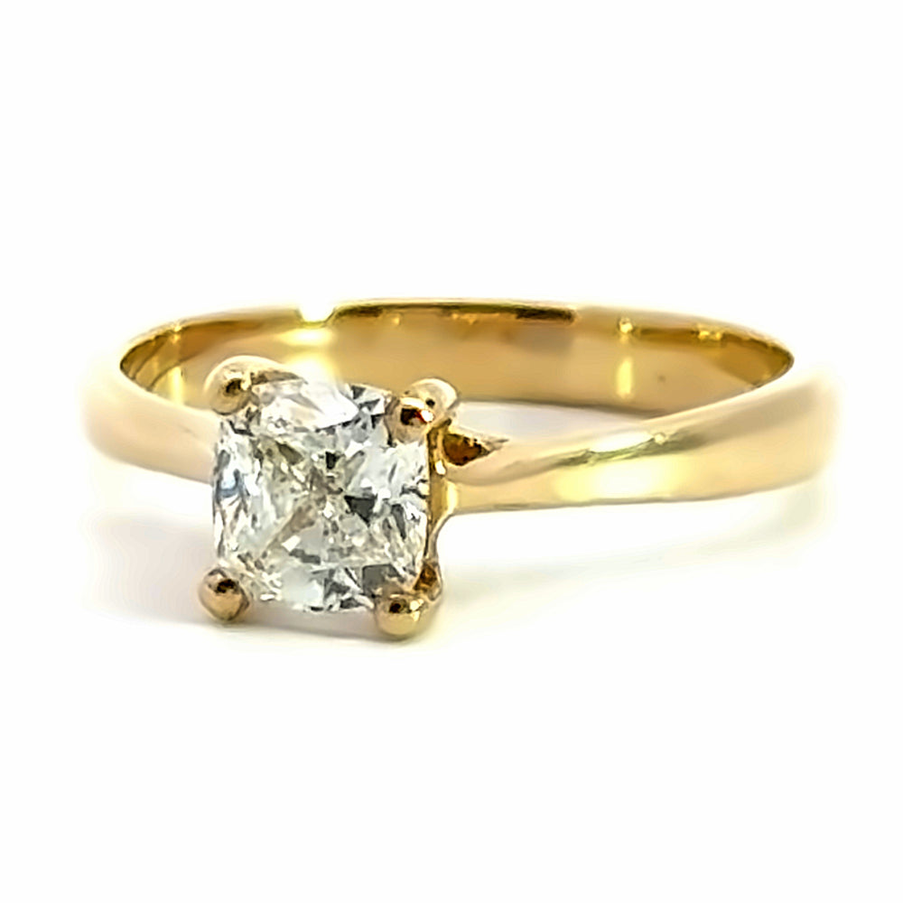 
                      
                        14 karaat geel gouden 4 poot solitair verlovingsring van 2.7 gram. Bezet met een Cushion geslepen diamant van0.92 crt met GIA certificaat. Kleur: I Kwaliteit: vvs2 Zetting: 6x6mm
                      
                    