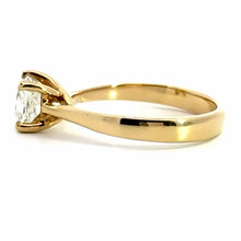 Afbeelding in Gallery-weergave laden, 14 karaat geel gouden 4 poot solitair verlovingsring van 2.7 gram. Bezet met een Cushion geslepen diamant van0.92 crt met GIA certificaat. Kleur: I Kwaliteit: vvs2 Zetting: 6x6mm
