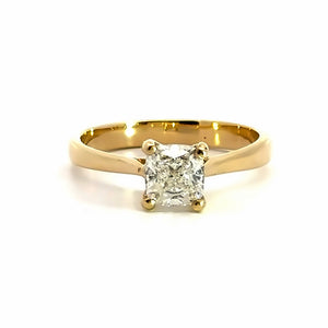 14 karaat geel gouden 4 poot solitair verlovingsring van 2.7 gram. Bezet met een Cushion geslepen diamant van0.92 crt met GIA certificaat. Kleur: I Kwaliteit: vvs2 Zetting: 6x6mm