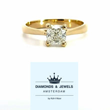 Afbeelding in Gallery-weergave laden, 14 karaat geel gouden 4 poot solitair verlovingsring van 2.7 gram. Bezet met een Cushion geslepen diamant van0.92 crt met GIA certificaat. Kleur: I Kwaliteit: vvs2 Zetting: 6x6mm
