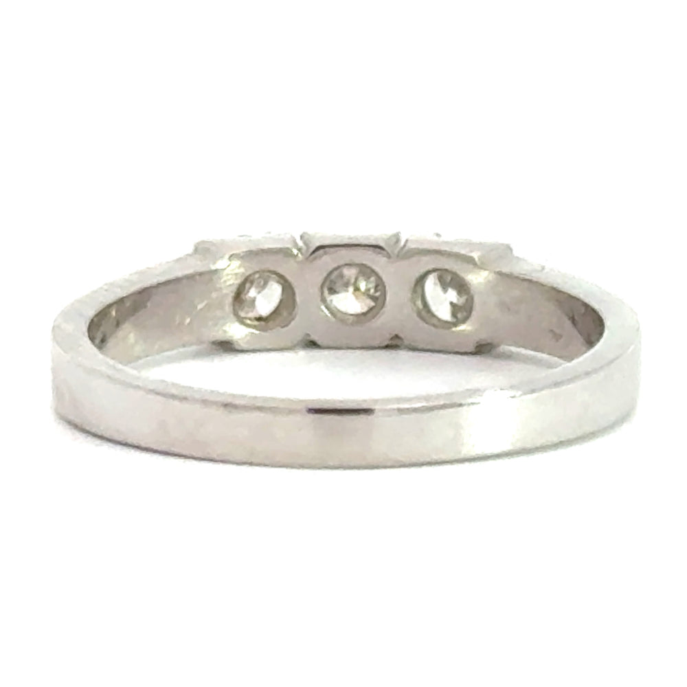 
                      
                        14 karaat wit gouden klassieke rijring van 2.9 gram en 2 tot 4 mm breed. Bezet met 3 briljant geslepen diamanten met een totaalgewicht van 0.50 crt. Kleur: Top Wesselton Kwaliteit: VS
                      
                    