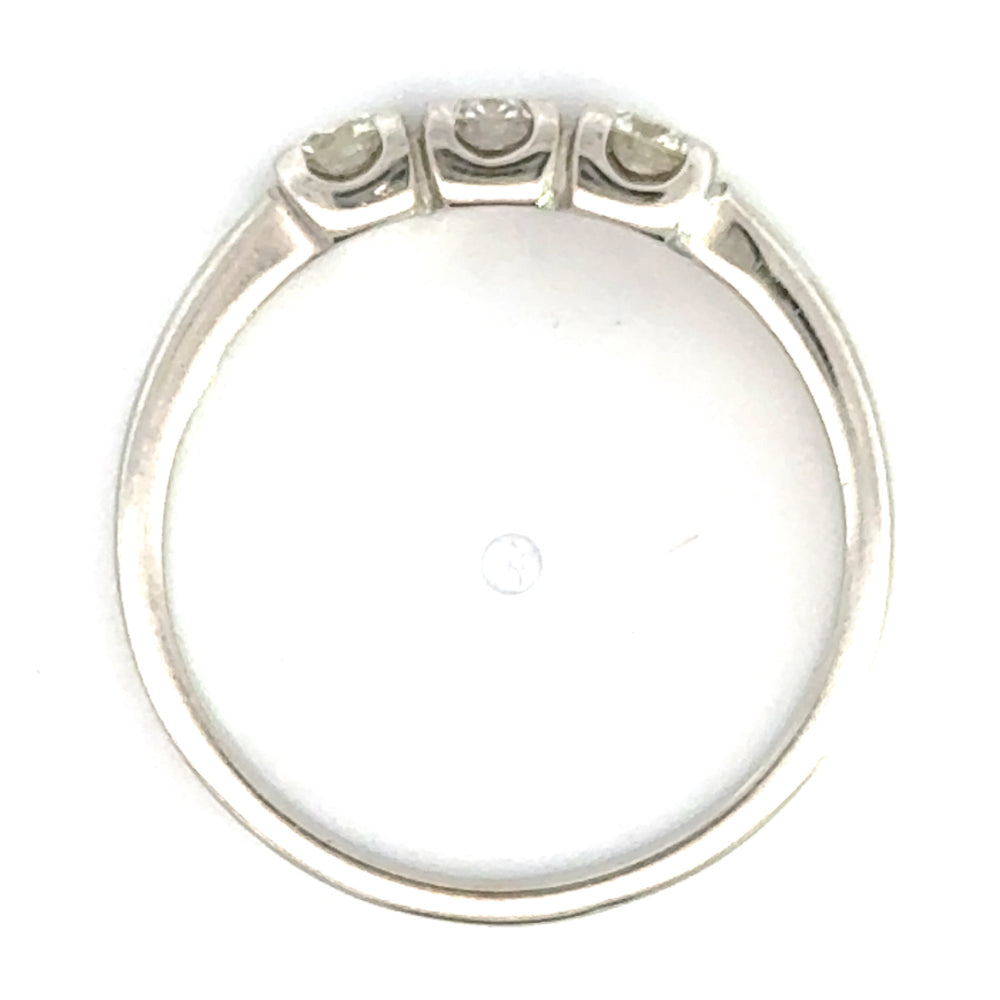 
                      
                        14 karaat wit gouden klassieke rijring van 2.9 gram en 2 tot 4 mm breed. Bezet met 3 briljant geslepen diamanten met een totaalgewicht van 0.50 crt. Kleur: Top Wesselton Kwaliteit: VS
                      
                    