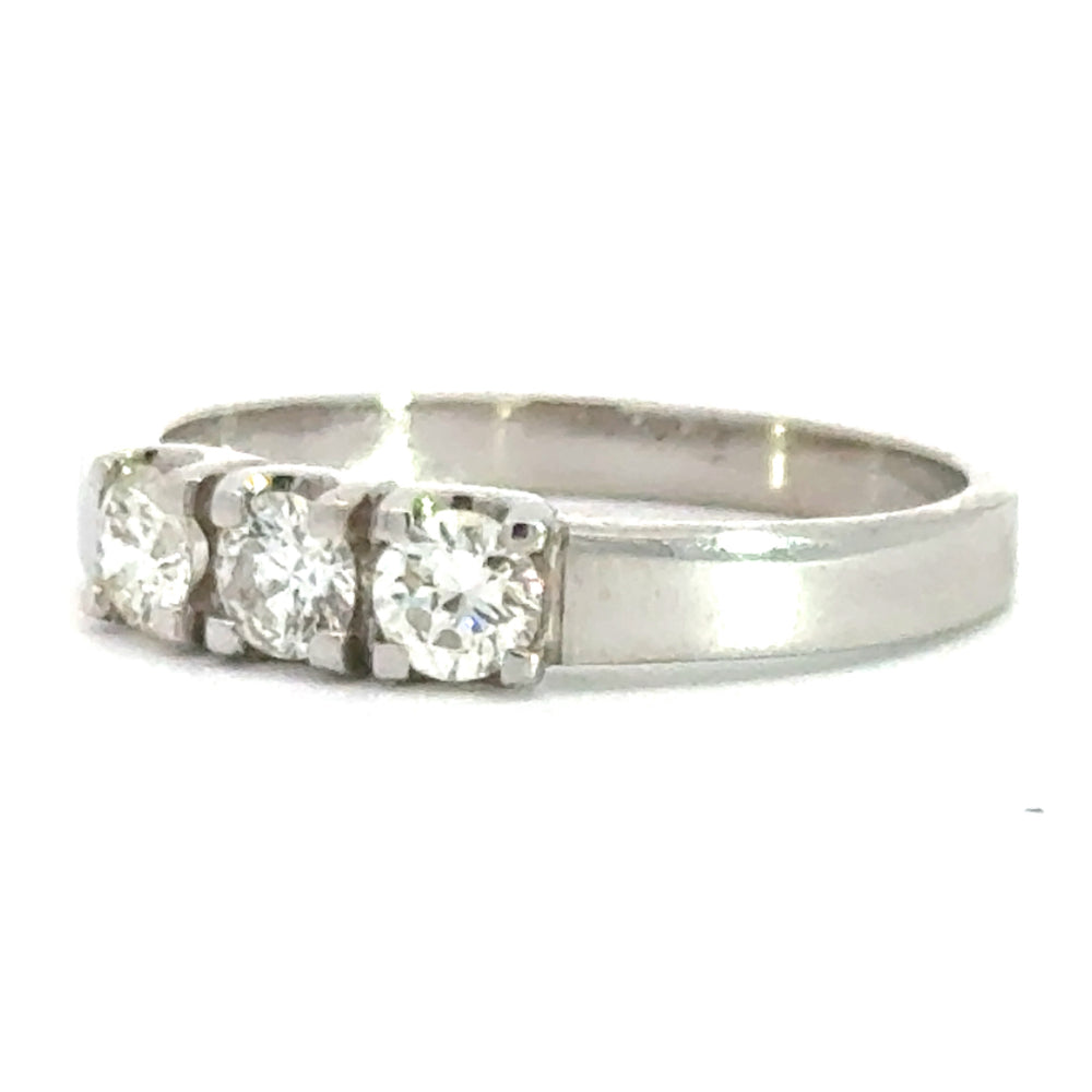 
                      
                        14 karaat wit gouden klassieke rijring van 2.9 gram en 2 tot 4 mm breed. Bezet met 3 briljant geslepen diamanten met een totaalgewicht van 0.50 crt. Kleur: Top Wesselton Kwaliteit: VS
                      
                    