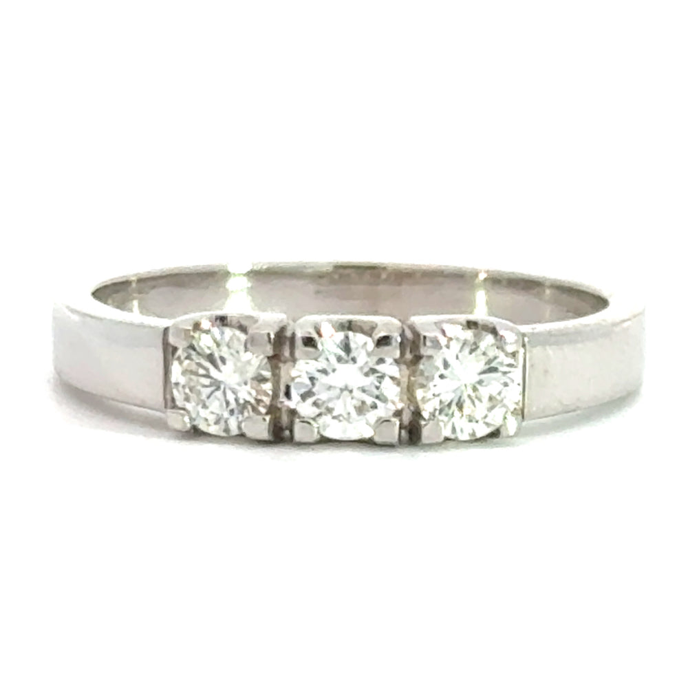 14 karaat wit gouden klassieke rijring van 2.9 gram en 2 tot 4 mm breed. Bezet met 3 briljant geslepen diamanten met een totaalgewicht van 0.50 crt. Kleur: Top Wesselton Kwaliteit: VS