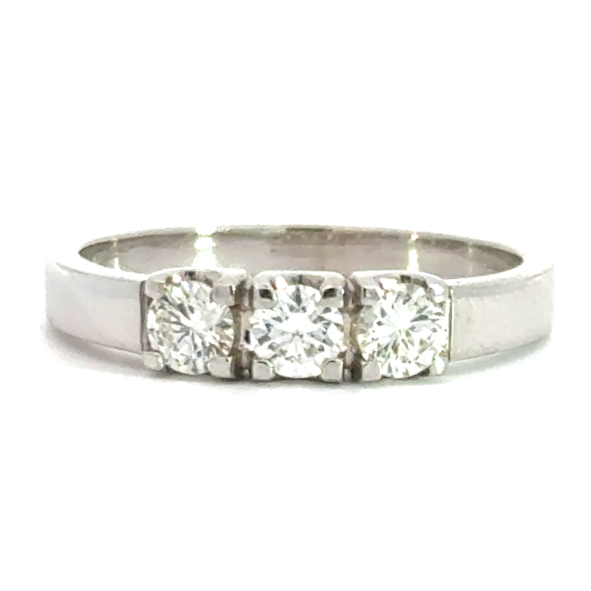14 karaat wit gouden klassieke rijring van 2.9 gram en 2 tot 4 mm breed. Bezet met 3 briljant geslepen diamanten met een totaalgewicht van 0.50 crt. Kleur: Top Wesselton Kwaliteit: VS