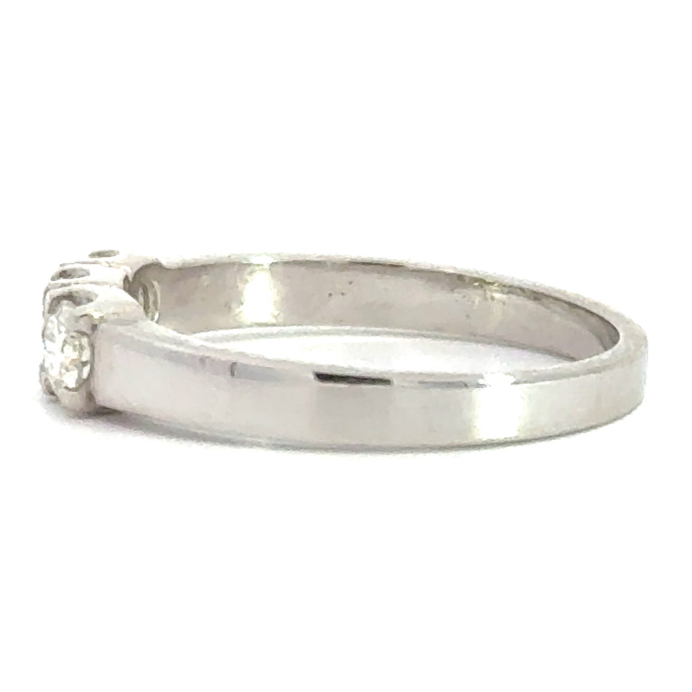 
                      
                        14 karaat wit gouden klassieke rijring van 2.9 gram en 2 tot 4 mm breed. Bezet met 3 briljant geslepen diamanten met een totaalgewicht van 0.50 crt. Kleur: Top Wesselton Kwaliteit: VS
                      
                    