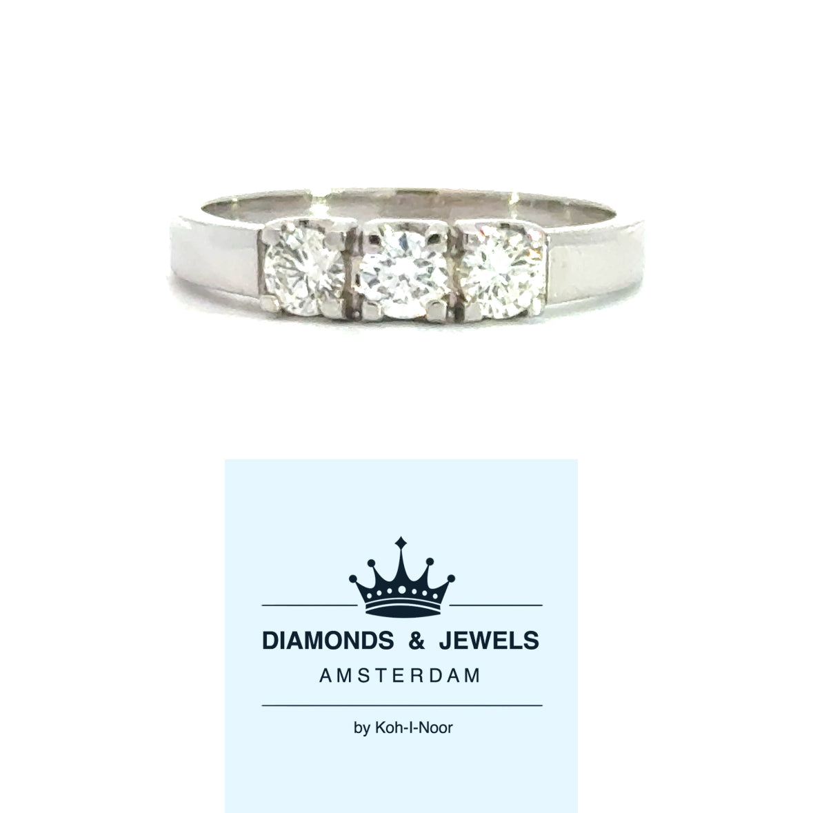 14 karaat wit gouden klassieke rijring van 2.9 gram en 2 tot 4 mm breed. Bezet met 3 briljant geslepen diamanten met een totaalgewicht van 0.50 crt. Kleur: Top Wesselton Kwaliteit: VS