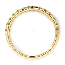 Afbeelding in Gallery-weergave laden, 14 karaat geel gouden rijring van 2.06 gram en 2.5 mm breed. Bezet met 14 briljant geslepen diamanten met een totaalgewicht van 0.42 crt.Kleur: Top Wesselton Kwaliteit: VS
