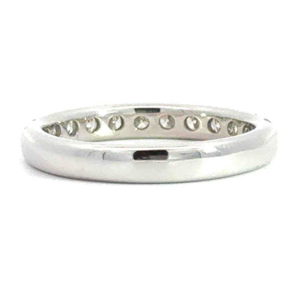 
                      
                        14 karaat wit gouden rijring van 2.74 gram en 3 mm breed. Bezet met 12 briljant geslepen diamanten met een totaalgewicht van 0.73 crt. Kleur: Top Wesselton Kwaliteit: VS 
                      
                    