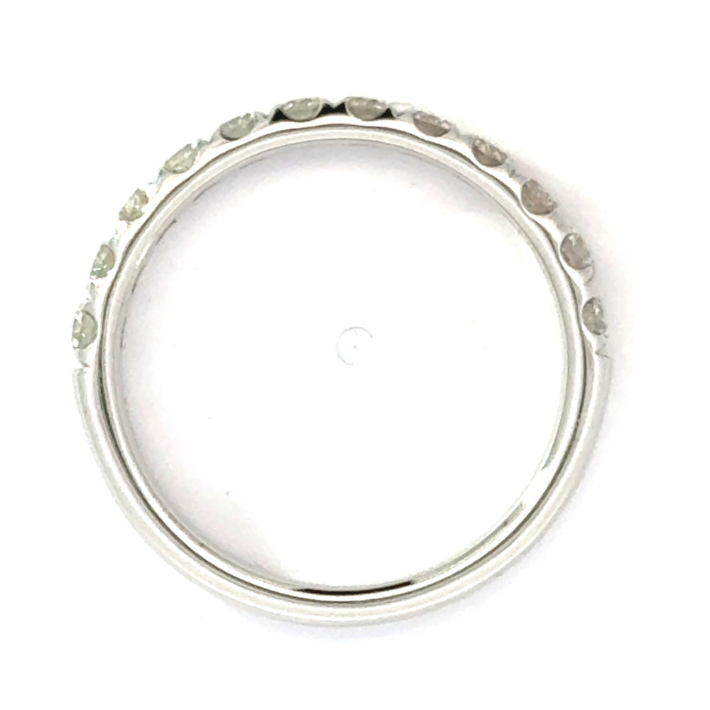 
                      
                        14 karaat wit gouden rijring van 2.74 gram en 3 mm breed. Bezet met 12 briljant geslepen diamanten met een totaalgewicht van 0.73 crt. Kleur: Top Wesselton Kwaliteit: VS 
                      
                    