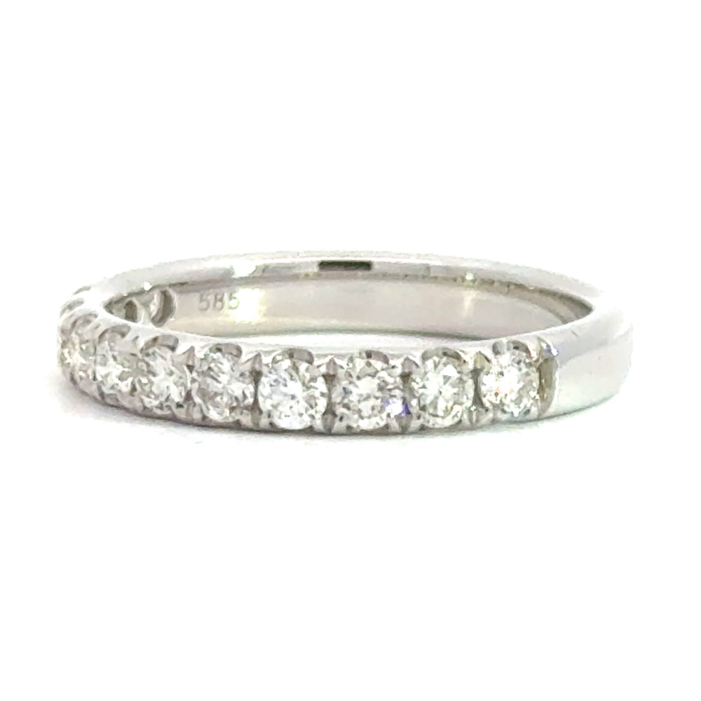 
                      
                        14 karaat wit gouden rijring van 2.74 gram en 3 mm breed. Bezet met 12 briljant geslepen diamanten met een totaalgewicht van 0.73 crt. Kleur: Top Wesselton Kwaliteit: VS 
                      
                    