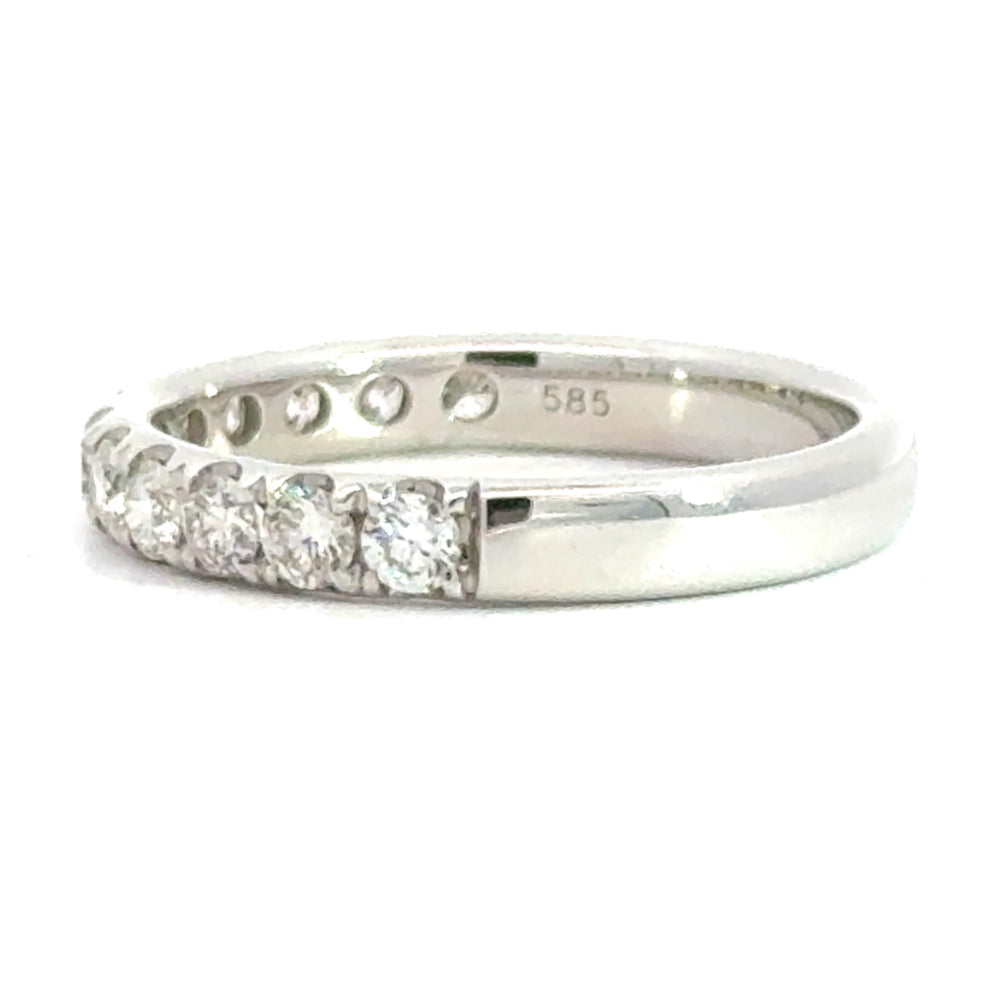 
                      
                        14 karaat wit gouden rijring van 2.74 gram en 3 mm breed. Bezet met 12 briljant geslepen diamanten met een totaalgewicht van 0.73 crt. Kleur: Top Wesselton Kwaliteit: VS 
                      
                    