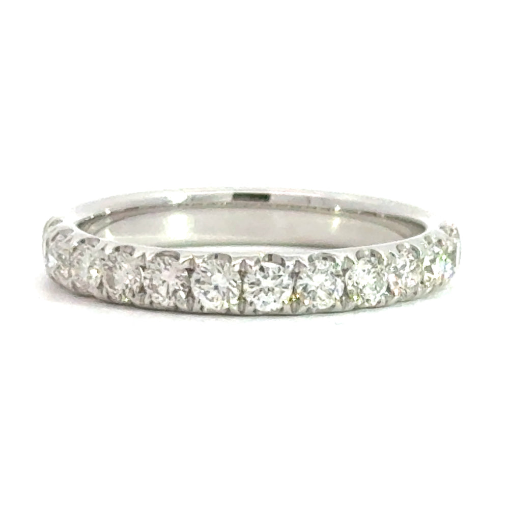 14 karaat wit gouden rijring van 2.74 gram en 3 mm breed. Bezet met 12 briljant geslepen diamanten met een totaalgewicht van 0.73 crt. Kleur: Top Wesselton Kwaliteit: VS 