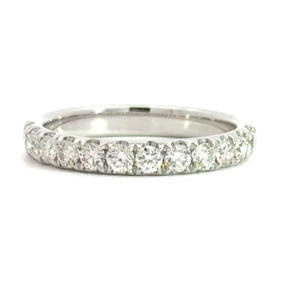 14 karaat wit gouden rijring van 2.74 gram en 3 mm breed. Bezet met 12 briljant geslepen diamanten met een totaalgewicht van 0.73 crt. Kleur: Top Wesselton Kwaliteit: VS 