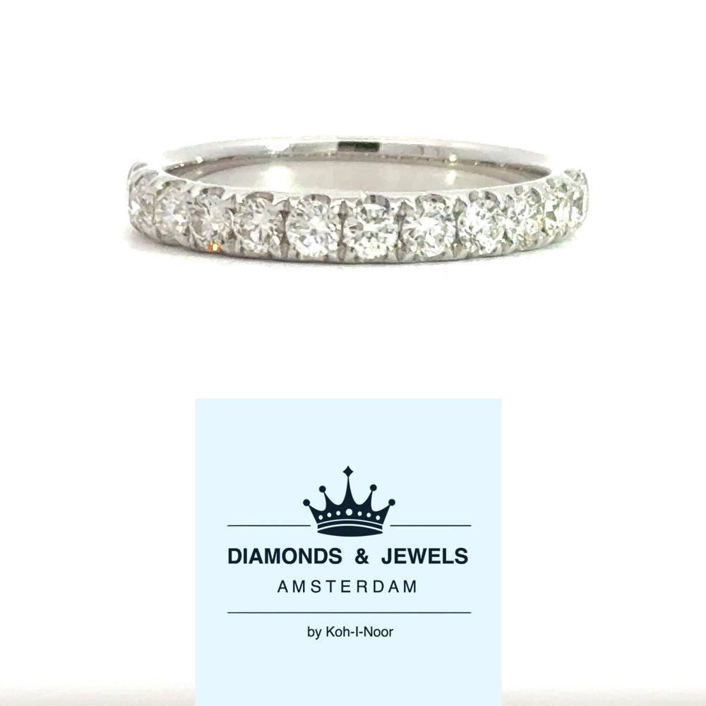 14 karaat wit gouden rijring van 2.74 gram en 3 mm breed. Bezet met 12 briljant geslepen diamanten met een totaalgewicht van 0.73 crt. Kleur: Top Wesselton Kwaliteit: VS 