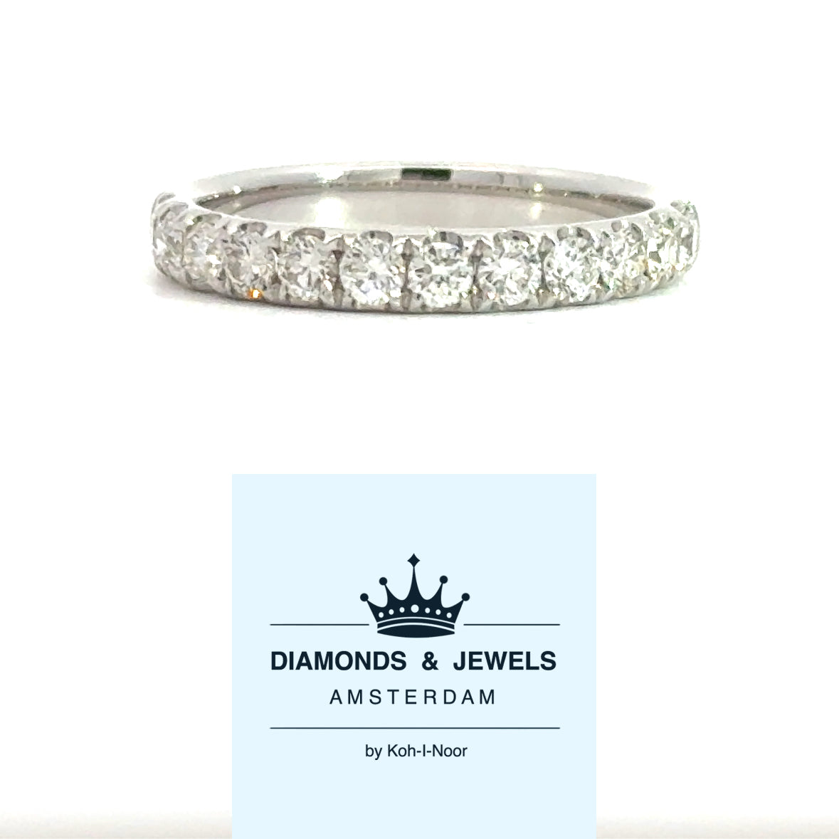 14 karaat wit gouden rijring van 2.74 gram en 3 mm breed. Bezet met 12 briljant geslepen diamanten met een totaalgewicht van 0.73 crt. Kleur: Top Wesselton Kwaliteit: VS 