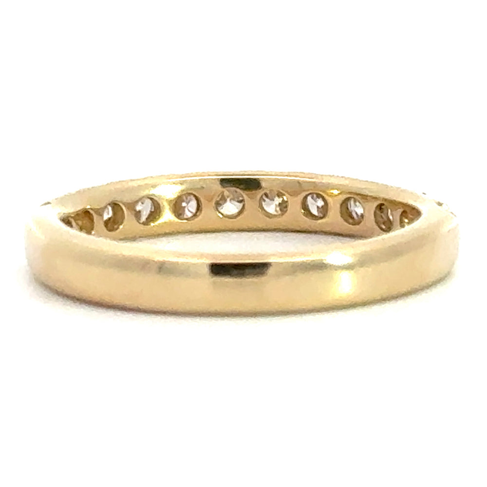 
                      
                        14 karaat geel gouden rijring van 2.74 gram en 3 mm beed. Bezet met 12 briljant geslepen diamanten met een totaalgewicht van 0.73 crt Kleur: Top Wesselton Kwaliteit: VS
                      
                    