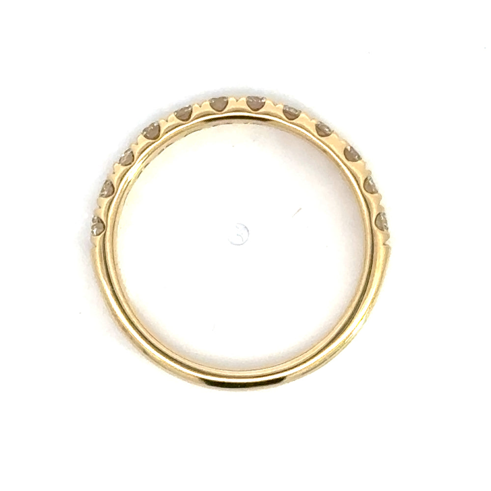 
                      
                        14 karaat geel gouden rijring van 2.74 gram en 3 mm beed. Bezet met 12 briljant geslepen diamanten met een totaalgewicht van 0.73 crt Kleur: Top Wesselton Kwaliteit: VS
                      
                    