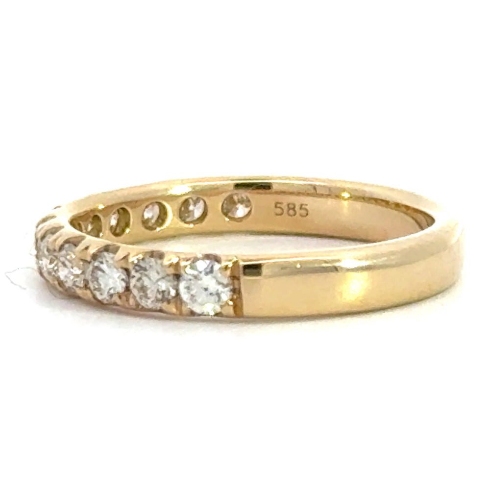 
                      
                        14 karaat geel gouden rijring van 2.74 gram en 3 mm beed. Bezet met 12 briljant geslepen diamanten met een totaalgewicht van 0.73 crt Kleur: Top Wesselton Kwaliteit: VS
                      
                    