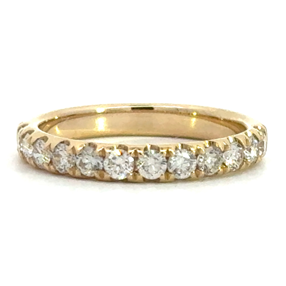 14 karaat geel gouden rijring van 2.74 gram en 3 mm beed. Bezet met 12 briljant geslepen diamanten met een totaalgewicht van 0.73 crt Kleur: Top Wesselton Kwaliteit: VS