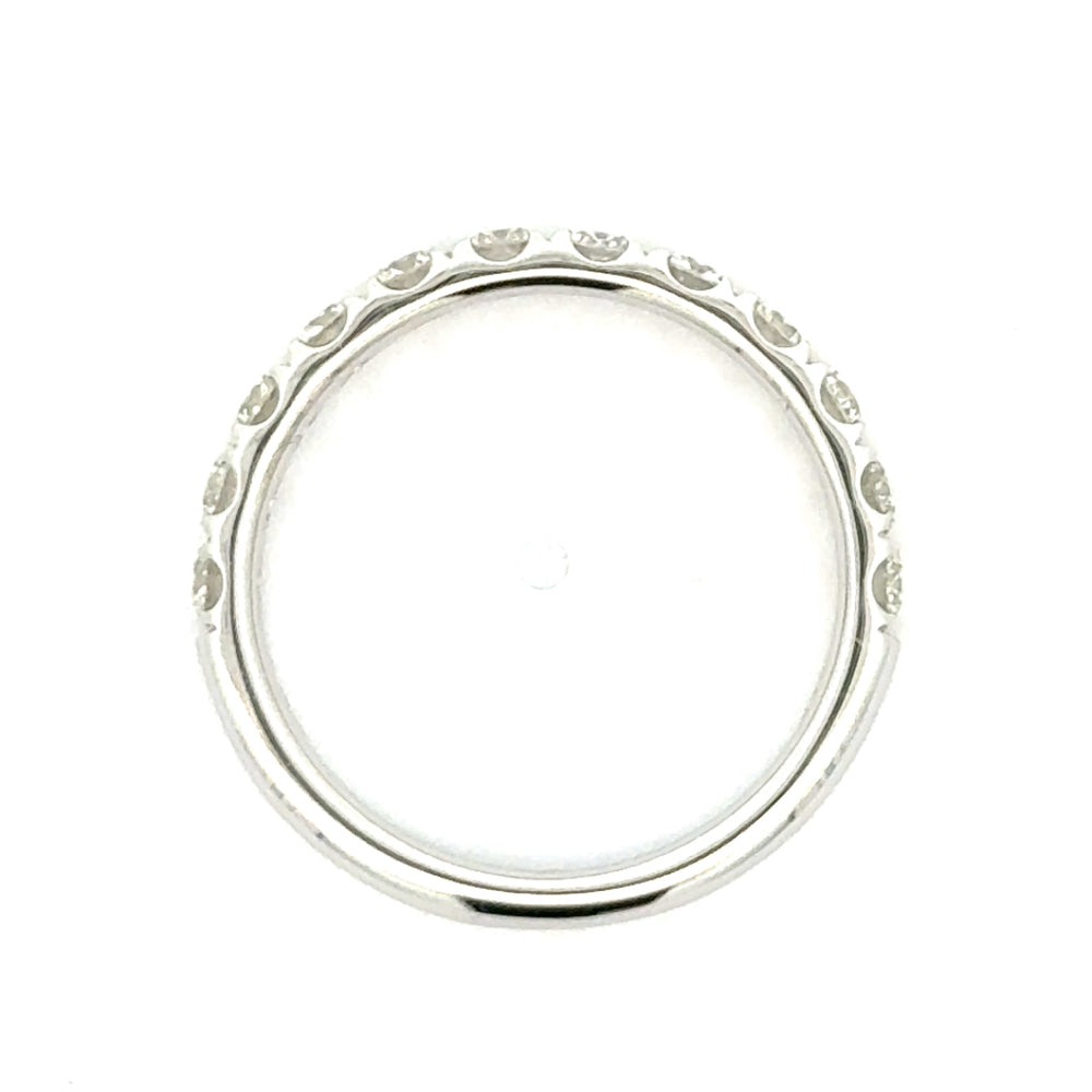 
                      
                        14 karaat wit gouden rijring van 3 mm breed en 2.91 gram. Bezet met 12 briljant geslepen diamanten met een totaalgewicht van 1.01 crt Kleur: Top Wesselton Kwaliteit: VS
                      
                    