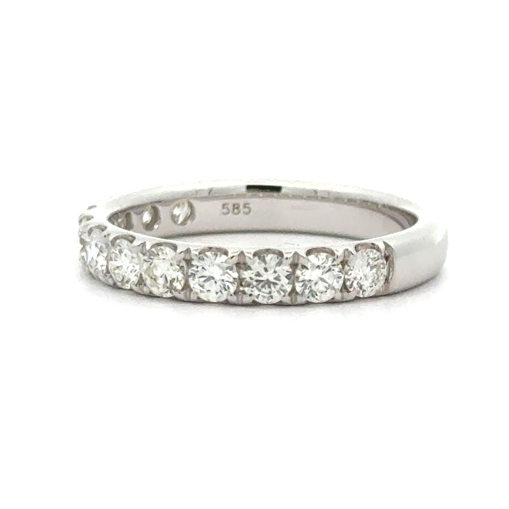 
                      
                        14 karaat wit gouden rijring van 3 mm breed en 2.91 gram. Bezet met 12 briljant geslepen diamanten met een totaalgewicht van 1.01 crt Kleur: Top Wesselton Kwaliteit: VS
                      
                    