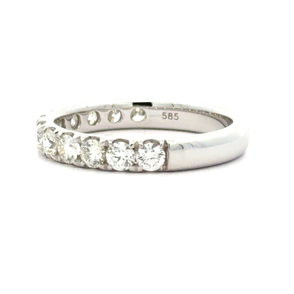 
                      
                        14 karaat wit gouden rijring van 3 mm breed en 2.91 gram. Bezet met 12 briljant geslepen diamanten met een totaalgewicht van 1.01 crt Kleur: Top Wesselton Kwaliteit: VS
                      
                    
