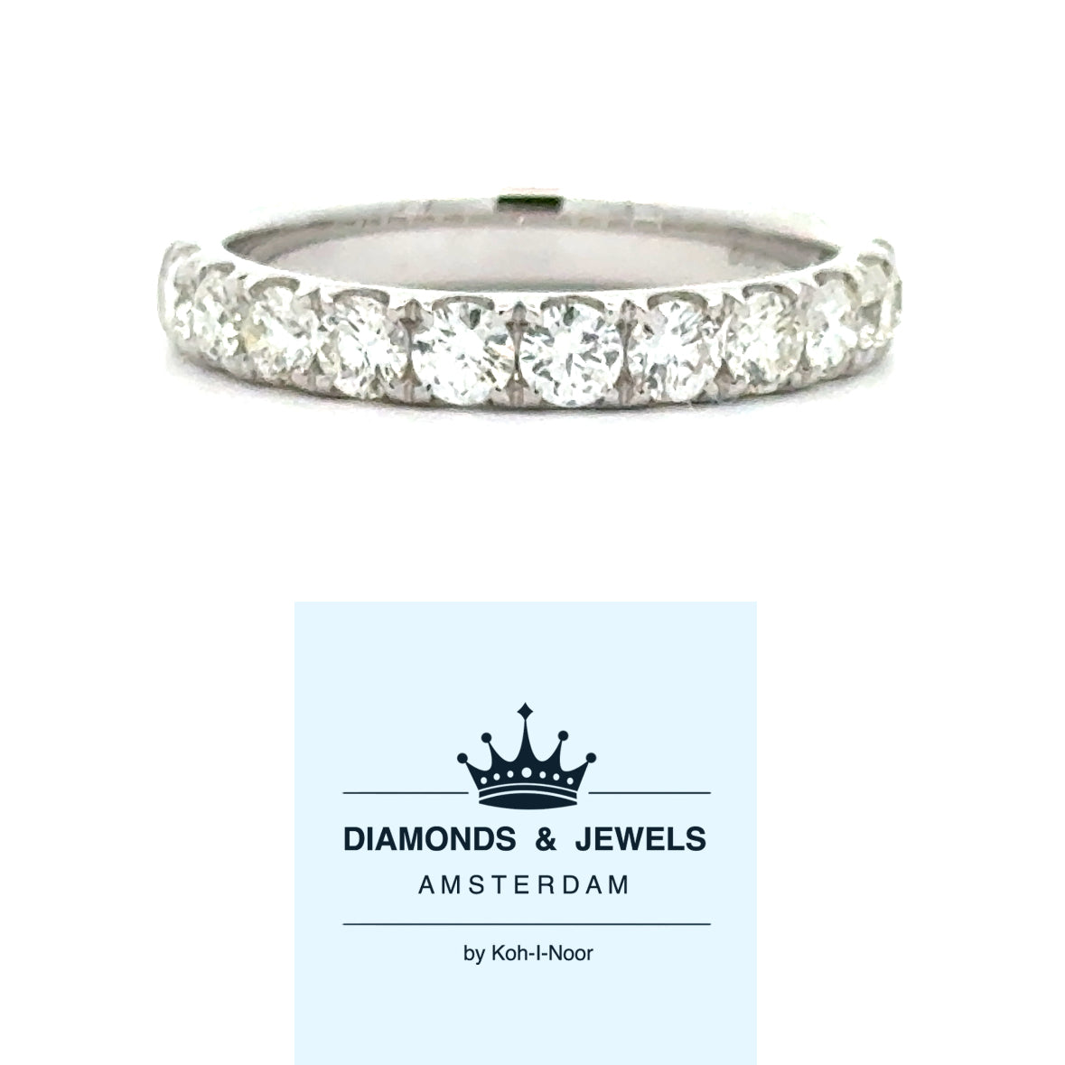 14 karaat wit gouden rijring van 3 mm breed en 2.91 gram. Bezet met 12 briljant geslepen diamanten met een totaalgewicht van 1.01 crt Kleur: Top Wesselton Kwaliteit: VS