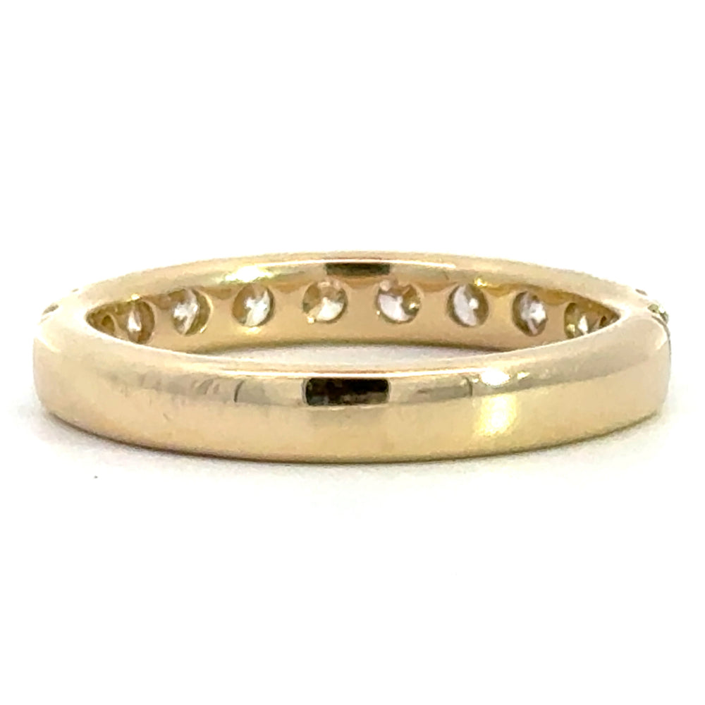 
                      
                        14 karaat geel gouden rijring van 2.98 gram en 3 mm breed. Bezet met 12 briljant geslepen diamanten met een totaalgewicht van 1.00 crt Kleur: Top Wesselton Kwaliteit: VS
                      
                    