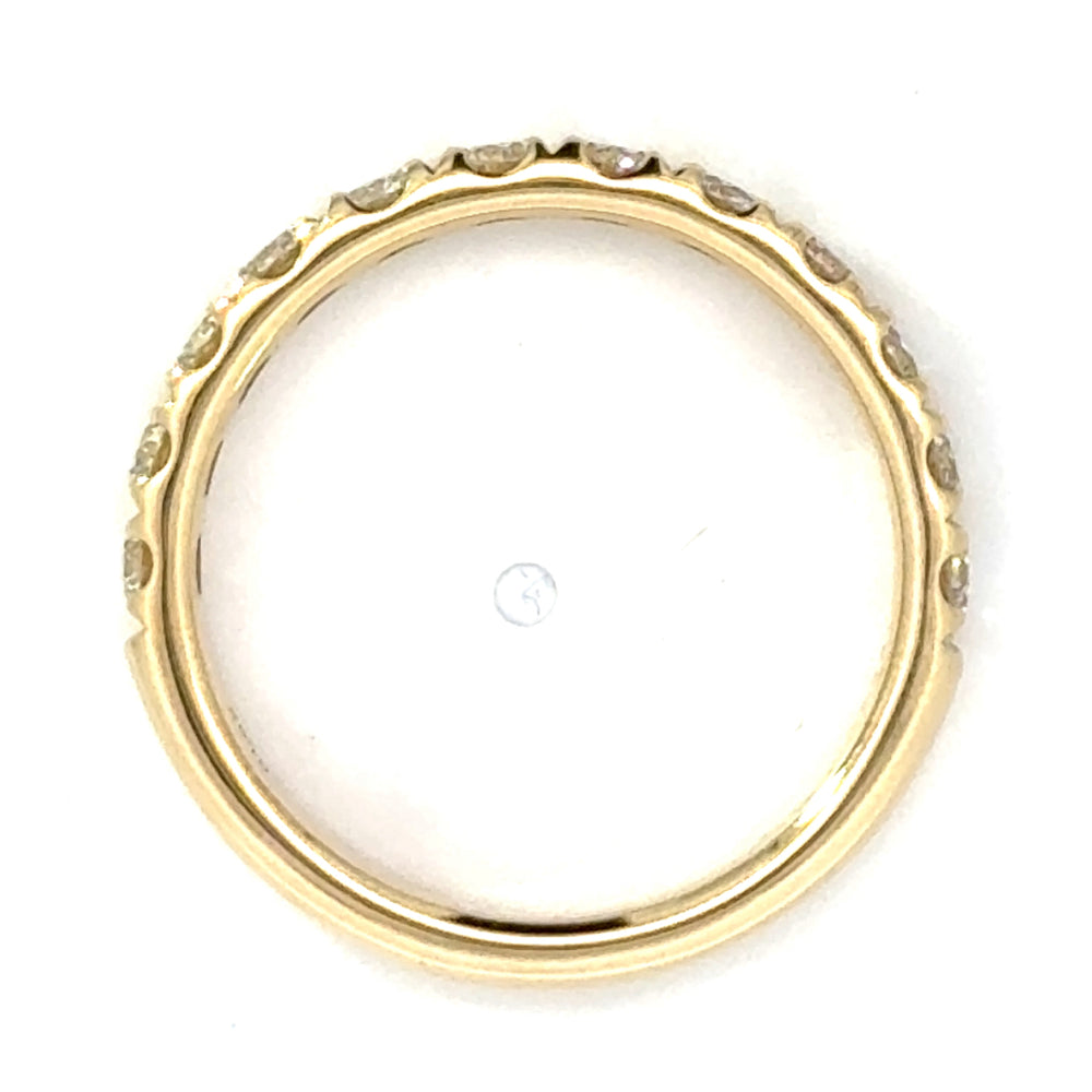 
                      
                        14 karaat geel gouden rijring van 2.98 gram en 3 mm breed. Bezet met 12 briljant geslepen diamanten met een totaalgewicht van 1.00 crt Kleur: Top Wesselton Kwaliteit: VS
                      
                    