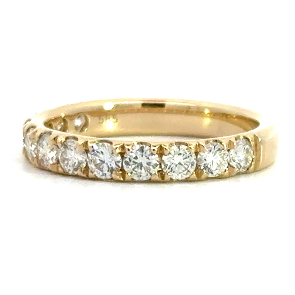 
                      
                        14 karaat geel gouden rijring van 2.98 gram en 3 mm breed. Bezet met 12 briljant geslepen diamanten met een totaalgewicht van 1.00 crt Kleur: Top Wesselton Kwaliteit: VS
                      
                    