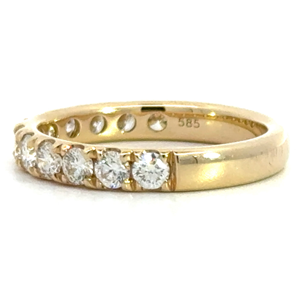 
                      
                        14 karaat geel gouden rijring van 2.98 gram en 3 mm breed. Bezet met 12 briljant geslepen diamanten met een totaalgewicht van 1.00 crt Kleur: Top Wesselton Kwaliteit: VS
                      
                    