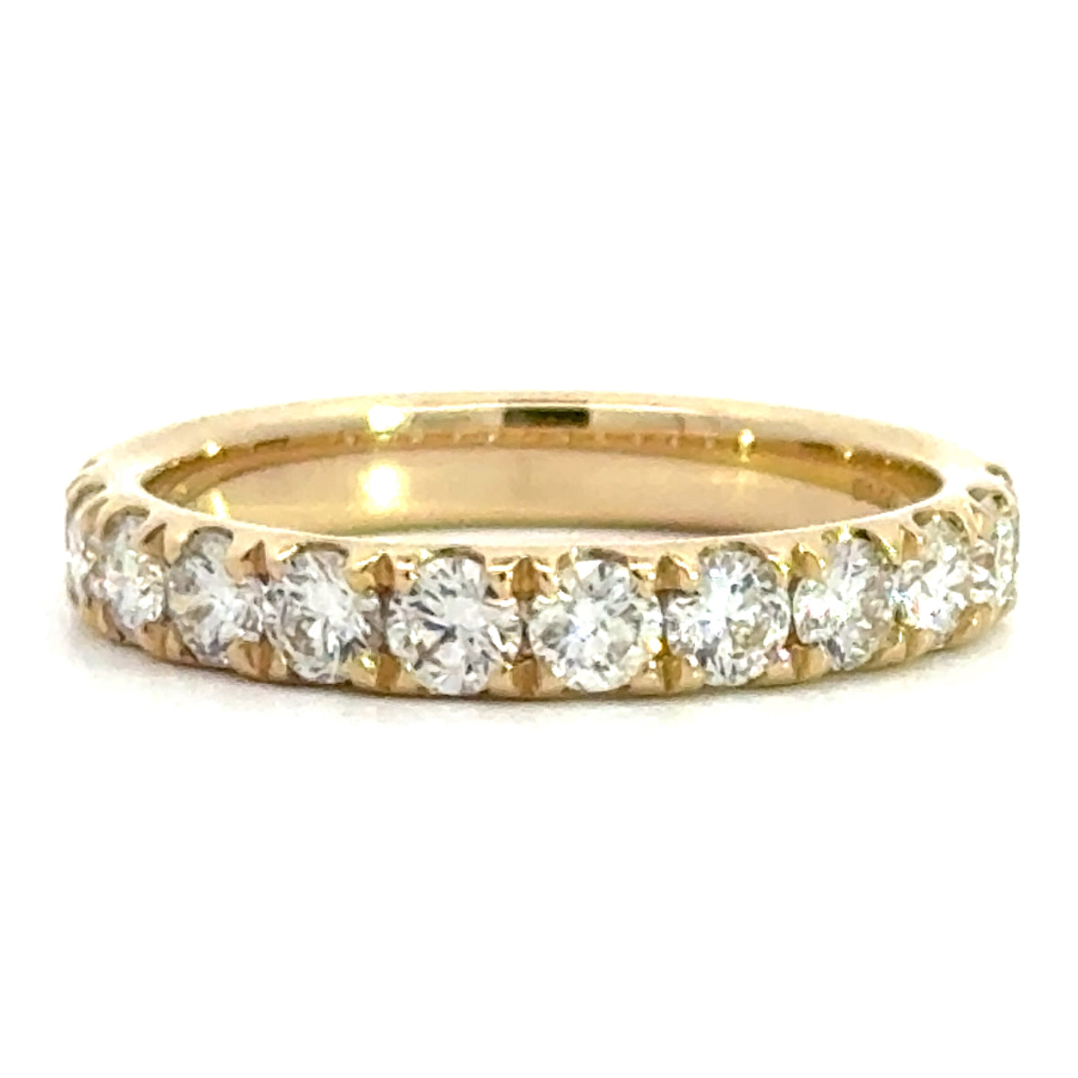 14 karaat geel gouden rijring van 2.98 gram en 3 mm breed. Bezet met 12 briljant geslepen diamanten met een totaalgewicht van 1.00 crt Kleur: Top Wesselton Kwaliteit: VS