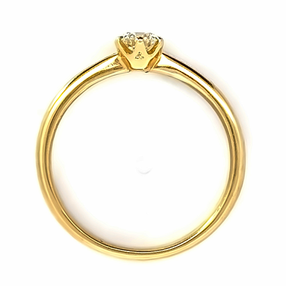 
                      
                        18 karaat geelgouden traditionele solitair verlovingsring van 2.7 gram en 1 tot 3 mm breed. Bezet met 1 briljant geslepen diamant van 0.40 crt. Kleur: F Kwaliteit: VS1 Zetting: Ø 5 mm
                      
                    