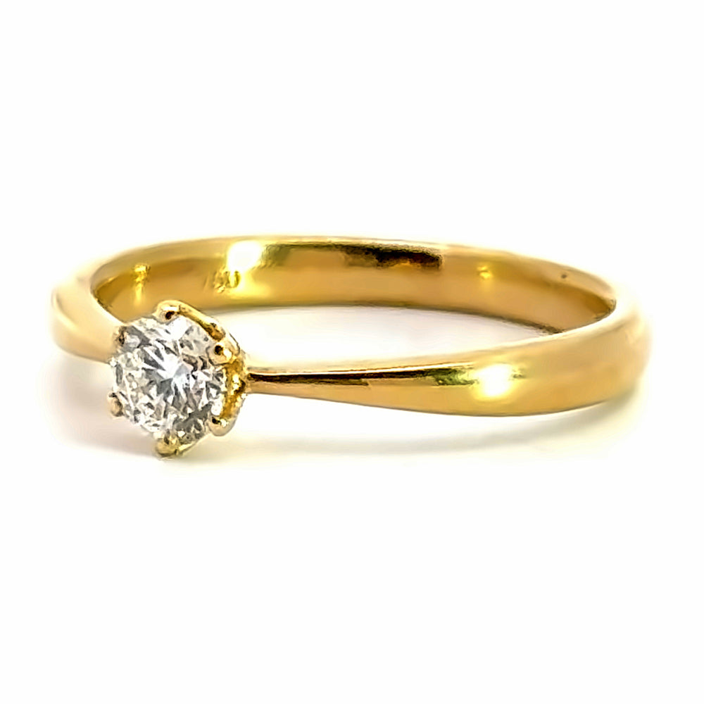 
                      
                        18 karaat geelgouden traditionele solitair verlovingsring van 2.7 gram en 1 tot 3 mm breed. Bezet met 1 briljant geslepen diamant van 0.40 crt. Kleur: F Kwaliteit: VS1 Zetting: Ø 5 mm
                      
                    