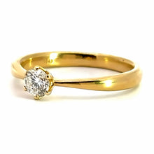 Load image into Gallery viewer, 18 karaat geelgouden traditionele solitair verlovingsring van 2.7 gram en 1 tot 3 mm breed. Bezet met 1 briljant geslepen diamant van 0.40 crt. Kleur: F Kwaliteit: VS1 Zetting: Ø 5 mm
