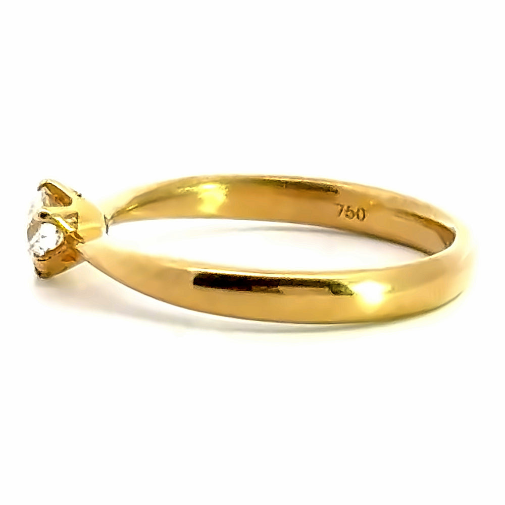
                      
                        18 karaat geelgouden traditionele solitair verlovingsring van 2.7 gram en 1 tot 3 mm breed. Bezet met 1 briljant geslepen diamant van 0.40 crt. Kleur: F Kwaliteit: VS1 Zetting: Ø 5 mm
                      
                    