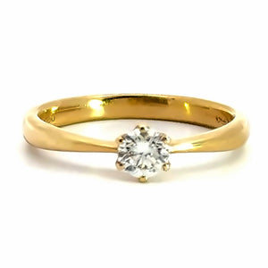 18 karaat geelgouden traditionele solitair verlovingsring van 2.7 gram en 1 tot 3 mm breed. Bezet met 1 briljant geslepen diamant van 0.40 crt. Kleur: F Kwaliteit: VS1 Zetting: Ø 5 mm