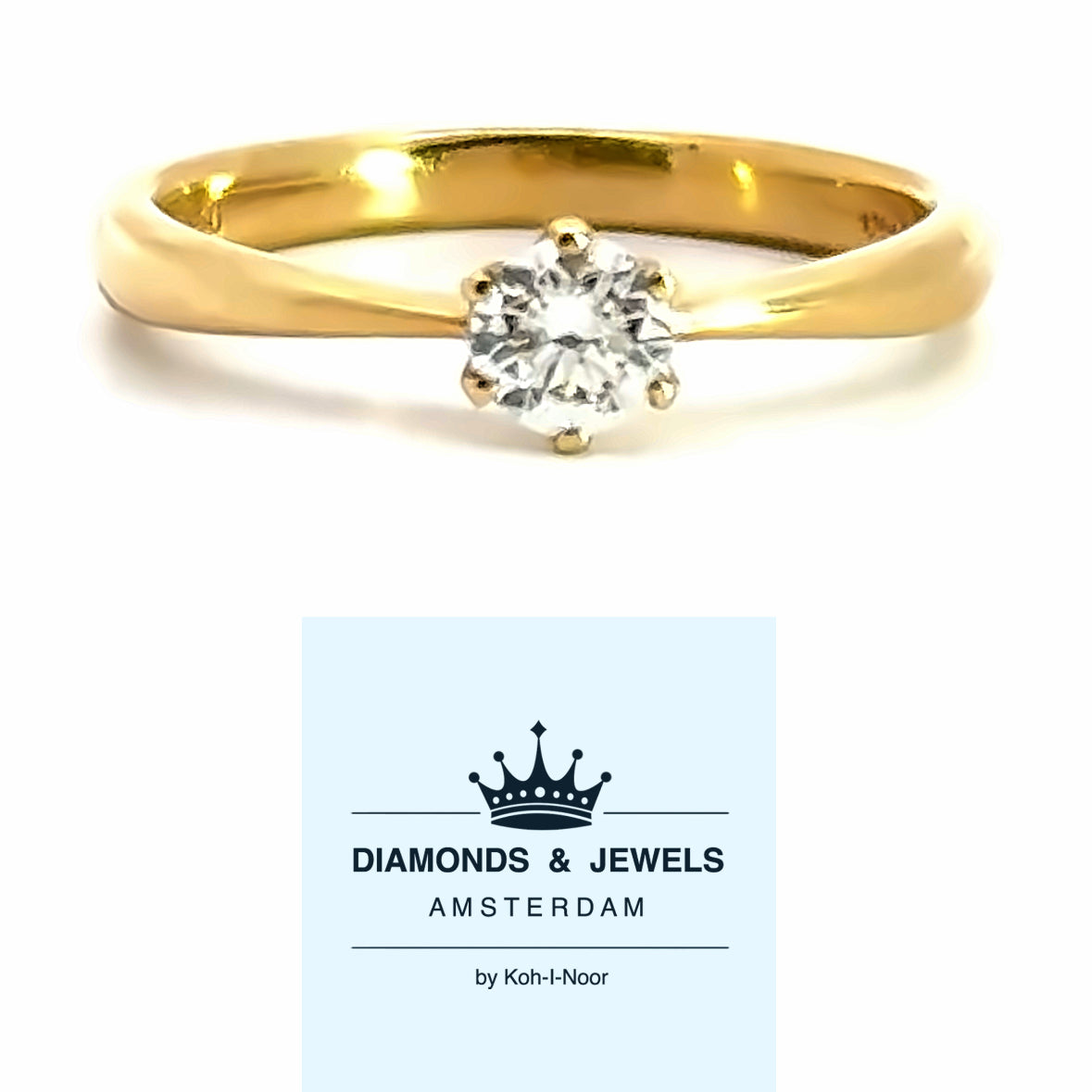 18 karaat geelgouden traditionele solitair verlovingsring van 2.7 gram en 1 tot 3 mm breed. Bezet met 1 briljant geslepen diamant van 0.40 crt. Kleur: F Kwaliteit: VS1 Zetting: Ø 5 mm