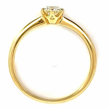 Cargar imagen en el visor de la galería, 18 karaats geelgouden soiltair ring van 2.9 gram en 1 tot 3 mm bred. Bezet met 1 briljant geslpen diamant van 0.40 crrt Kleur: E Kwaliteit: VS1 Zetting: Ø 6 mm
