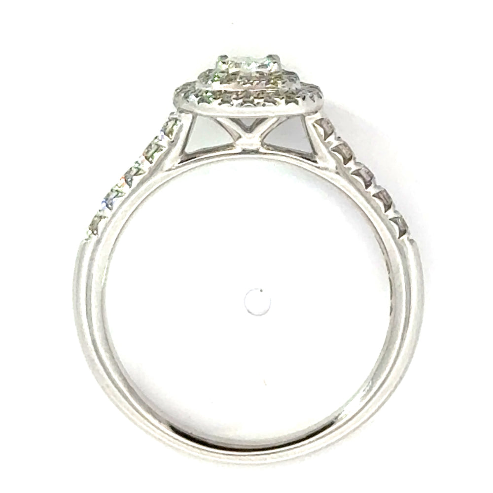
                      
                        18 karaat witgouden dubbele Halo Rijring van 2.96 gram. Bezet met 1 cushion geslepen diamant van 0.23 crt Kleur: G Kwaliteit: VS1 en 46 briljant geslepen diamanten met een totaalgewicht van 0.26 crt Kleur: G Kwaliteit: VS1 Zetting: 8 x 9 mm Model: R 10425
                      
                    